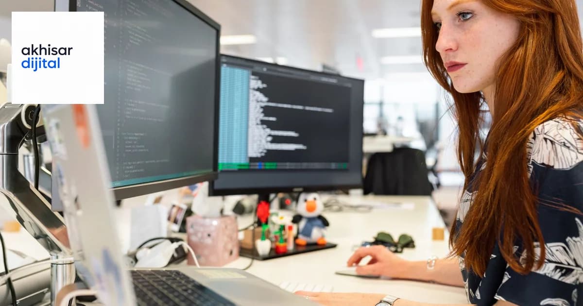 İşletme web sitesinin bakım, güvenlik ve performans kontrollerini dizüstü bilgisayarda yapan uzman
